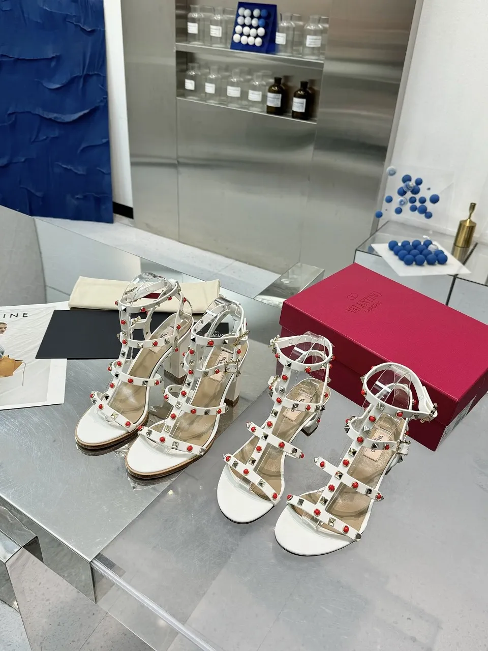 👟👟Ex-factory price 520👟👟 Valentino classic sandals with rivets ✔️Fashionable thick heel 9.5cm ✔️Mixed-breed sheepskin upper ✔️Mixed-breed sheepskin lining and foot pads ✔️Italian yellow cowhide outsole texture is clear and consistent with the counter ✔️Code number 35-40 (34, 41, 42 can be customized and not returned)